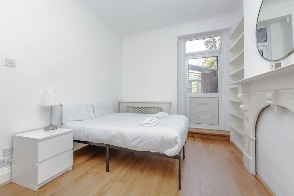 Charming Hampstead Retreat With Patio * Londra
